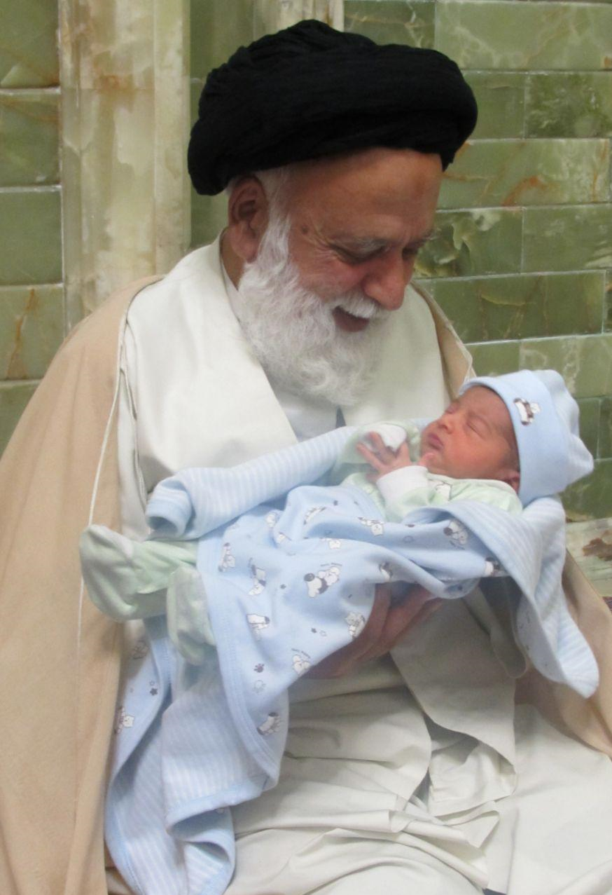 اذان و اقامه گفتن مرحوم حجت‌الاسلام حسینی (حسینی اخلاق در خانواده) در گوش یک نوزاد