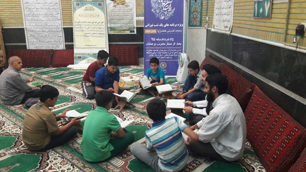 کارگزاران مسجد در جذب جوانان نقش به سزایی دارند